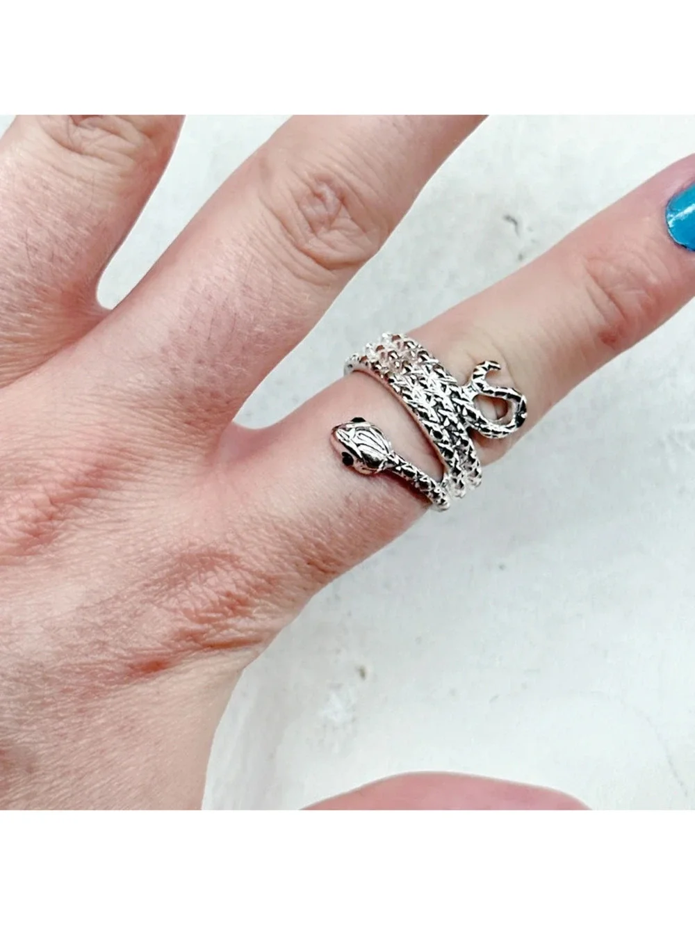 839mc. Goldtone Snake Ring 8.5